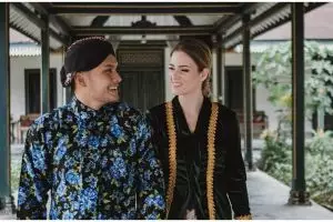 Pesona istri bule 5 seleb pakai kebaya, auranya terpancar