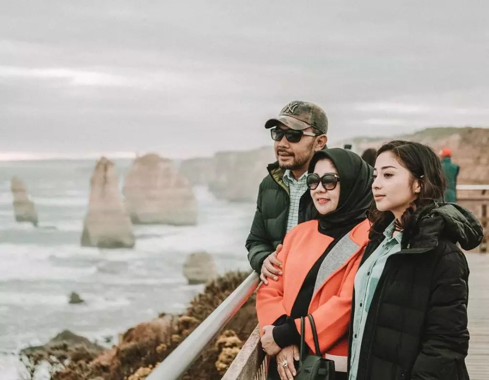 Seleb cantik dan ayah tiri  berbagai sumber 