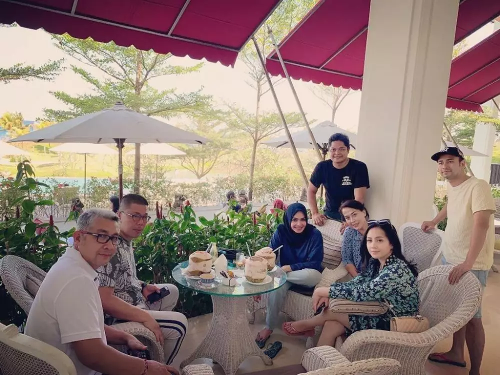 Seleb cantik dan ayah tiri  berbagai sumber 