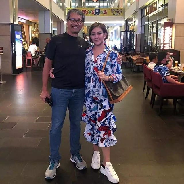 Seleb cantik dan ayah tiri  berbagai sumber 