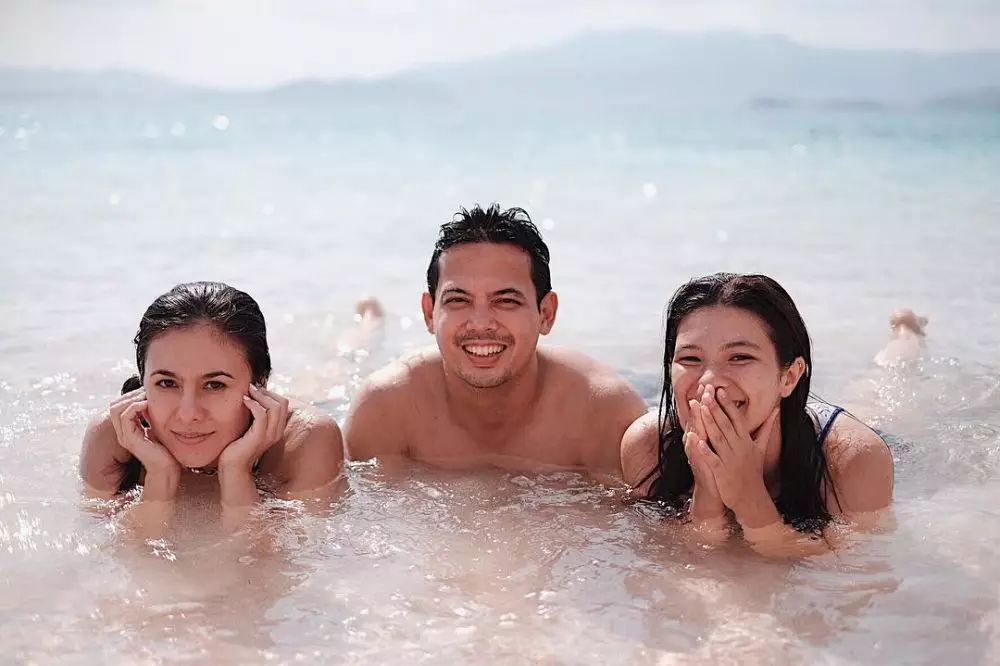 Seleb cantik dan ayah tiri  berbagai sumber 