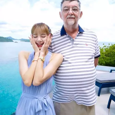 Seleb cantik dan ayah tiri  berbagai sumber 