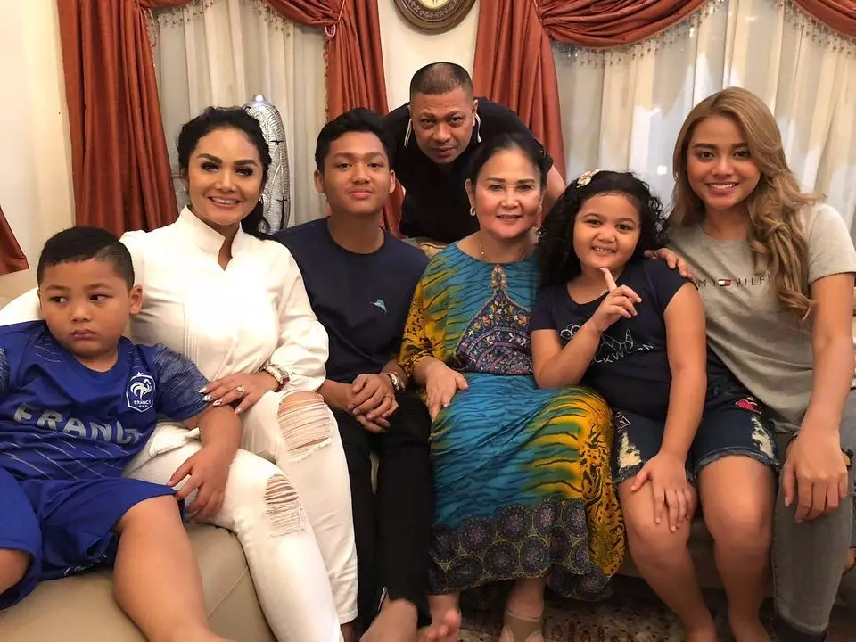 Seleb cantik dan ayah tiri  berbagai sumber 