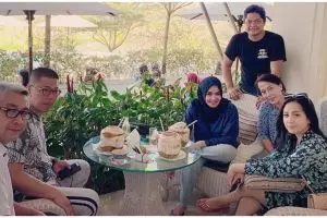 Momen kebersamaan 6 seleb cantik & ayah tirinya, kompak abis