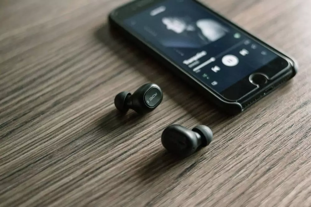 Perbedaan Spotify dan YouTube Music © 2019 brilio.net Perbedaan Spotify dan YouTube Music © 2019 brilio.net