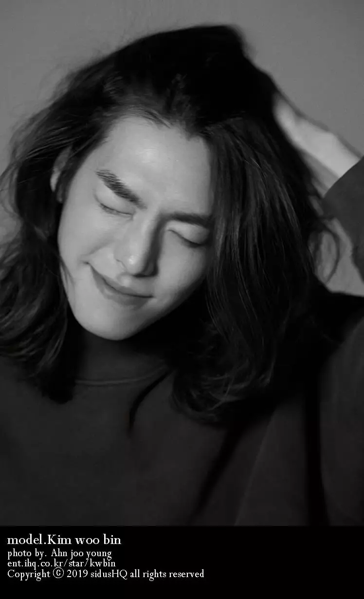 7 Pesona Kim Woo-bin comeback berambut gondrong instagram 