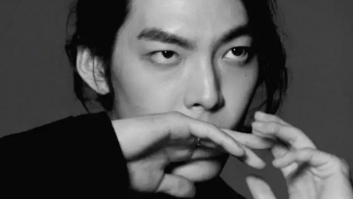 7 Pesona Kim Woo-bin comeback berambut gondrong instagram 
