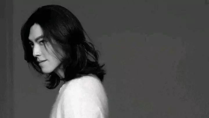 7 Pesona Kim Woo-bin comeback berambut gondrong instagram 