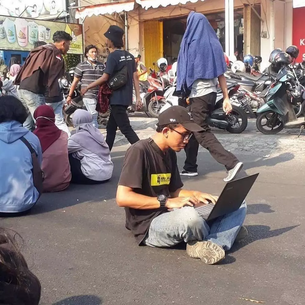 potret lucu orang numpang belajar © 2019 instagram.com