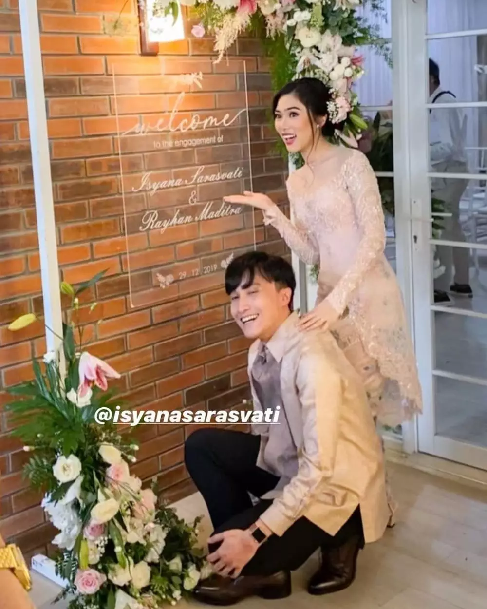 Momen lamaran Isyana Sarasvati dan Rayhan © 2019 instagram.com