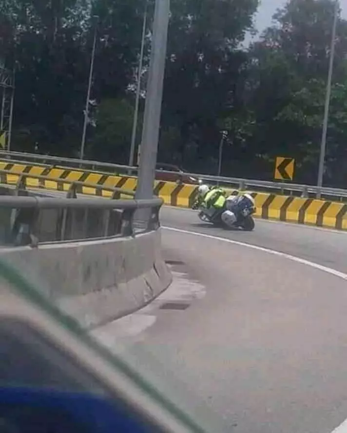 susahnya naik motor gede ketawa kasihan © berbagai sumber susahnya naik motor gede ketawa kasihan © berbagai sumber