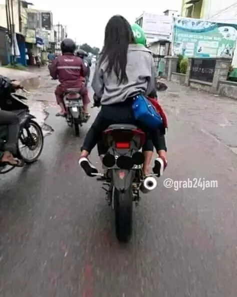 susahnya naik motor gede ketawa kasihan © berbagai sumber susahnya naik motor gede ketawa kasihan © berbagai sumber