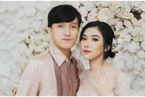 Belasan tahun pacaran, kisah cinta seleb-seleb ini berujung pelaminan