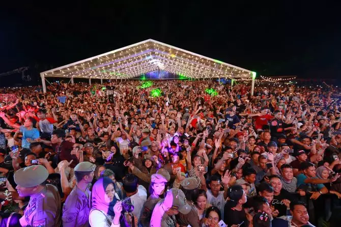 4 Potret keseruan Didi Kempot ajak Sobat Ambyar Banyuwangi goyang Merdeka.com