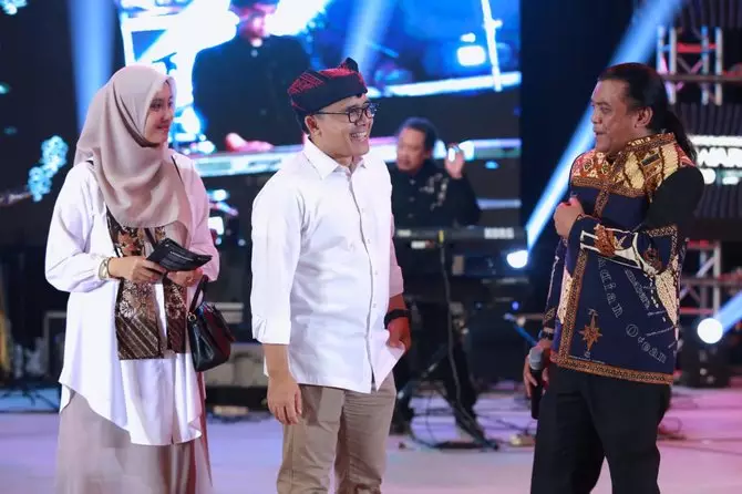 4 Potret keseruan Didi Kempot ajak Sobat Ambyar Banyuwangi goyang Merdeka.com