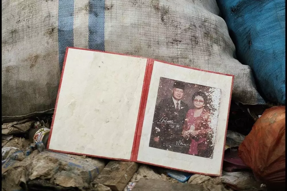 Motret di Ambon, Tompi sedih lihat foto Soeharto dan Ibu Tien © 2019 instagram.com