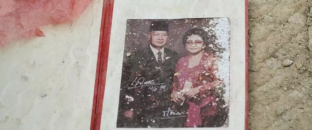 Tompi sedih lihat foto Soeharto & Ibu Tien terbuang di tempat sampah