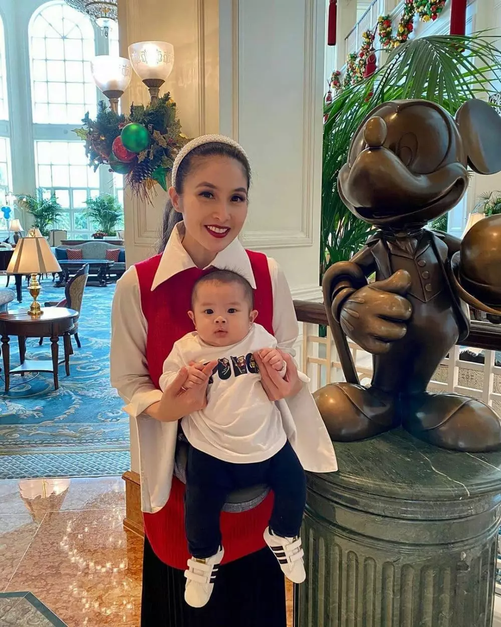 Penampakan hotel Sandra Dewi di Disneyland Instagram 