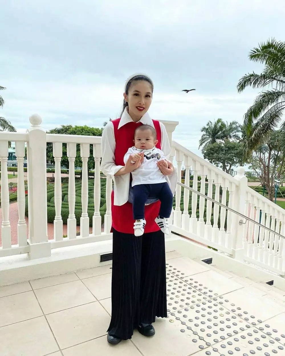 Penampakan hotel Sandra Dewi di Disneyland Instagram 