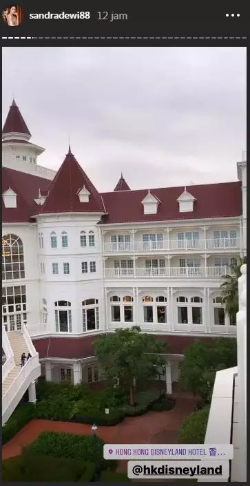 Penampakan hotel Sandra Dewi di Disneyland Instagram 