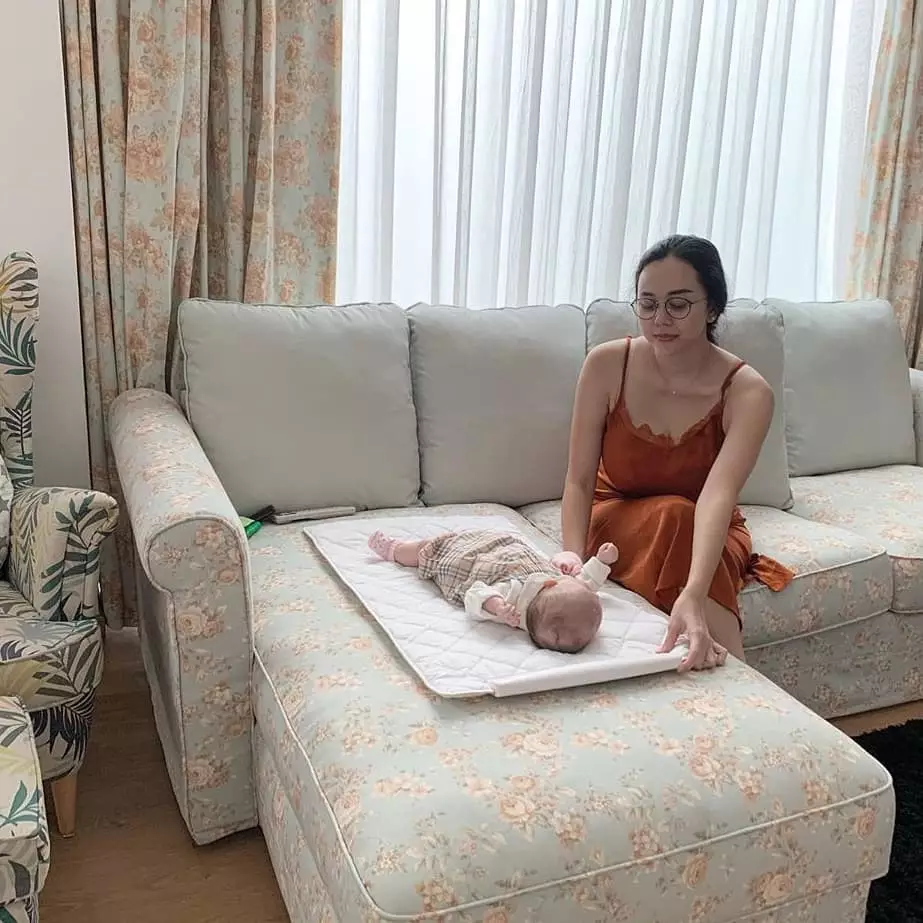 Aura Kasih momong anak © 2019 Instagram