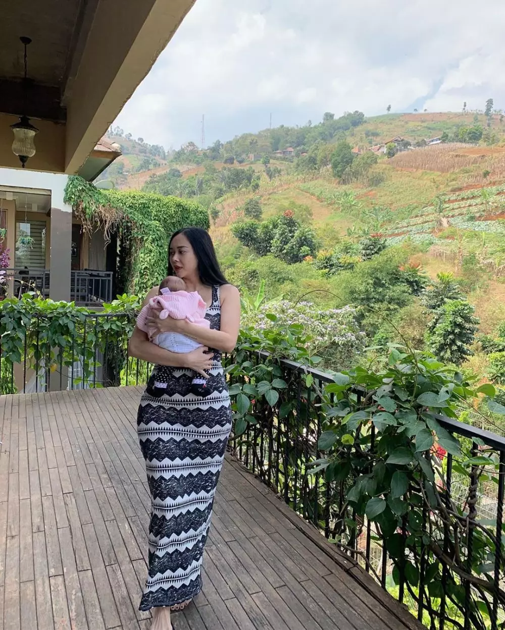 Aura Kasih momong anak © 2019 Instagram
