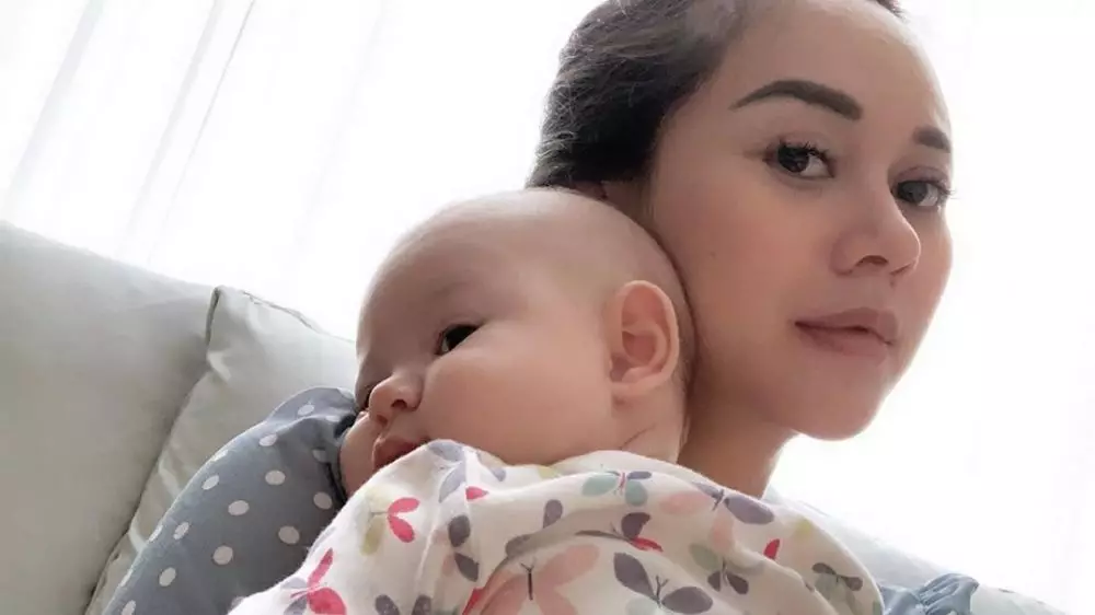 Aura Kasih momong anak © 2019 Instagram