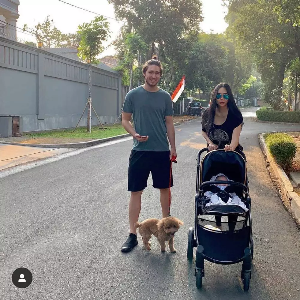 Aura Kasih momong anak © 2019 Instagram