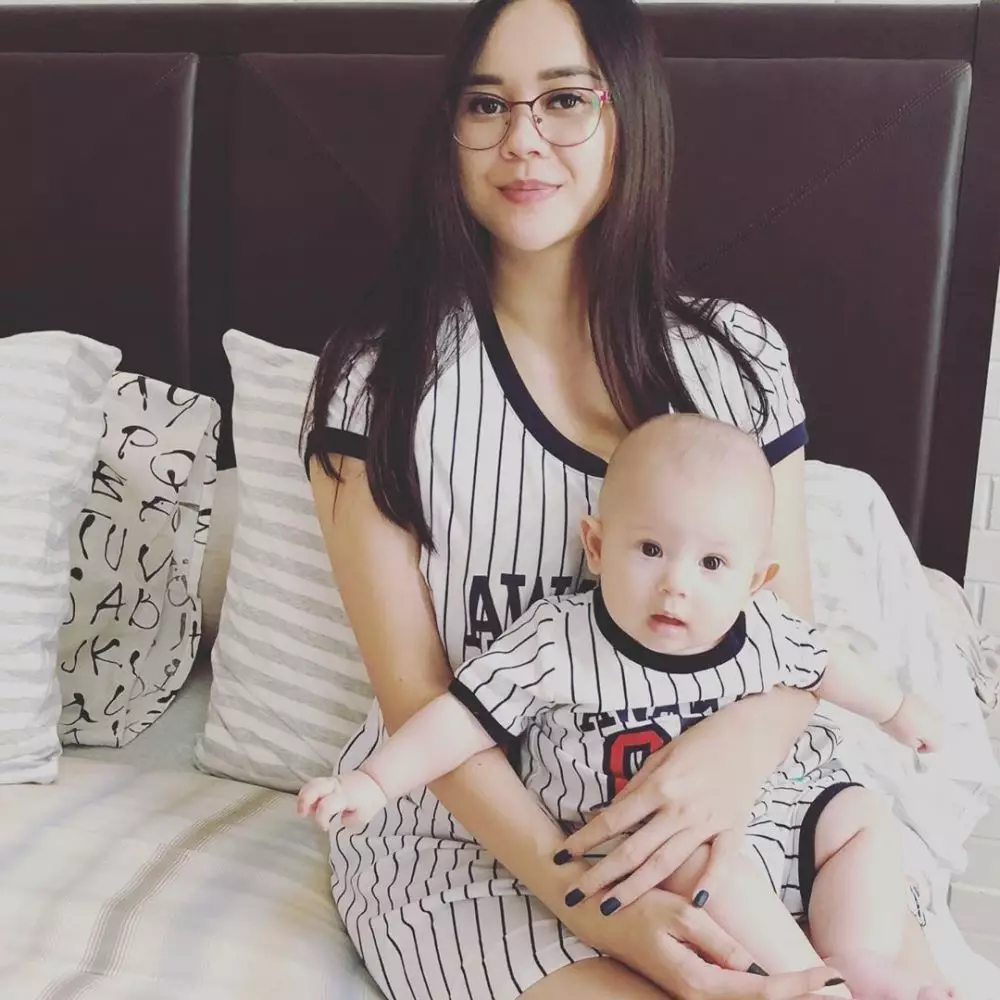 Aura Kasih momong anak © 2019 Instagram