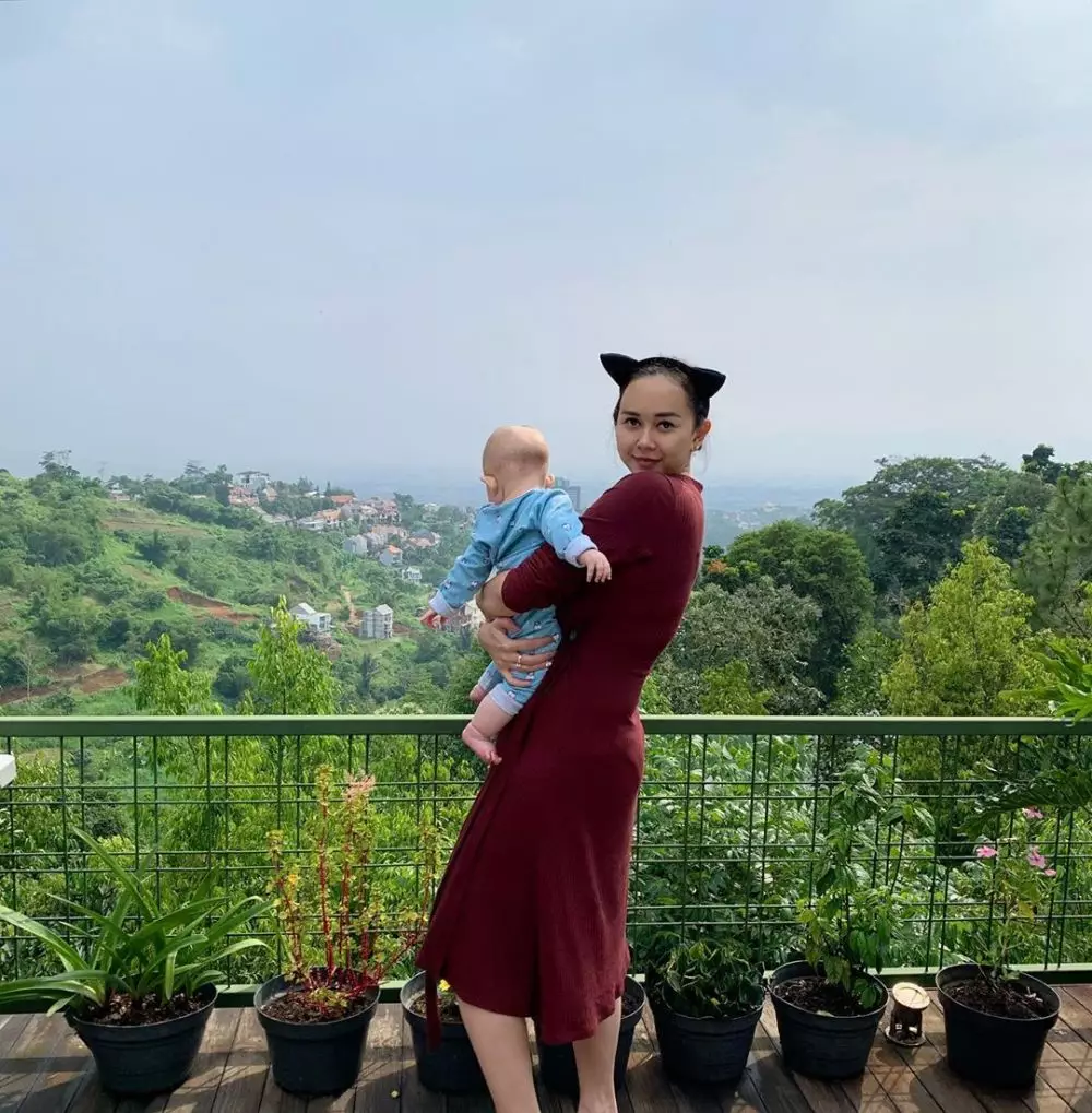 Aura Kasih momong anak © 2019 Instagram
