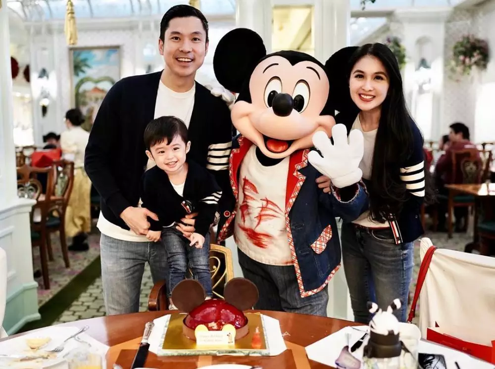 Sandra Dewi kedua di Disney Land instagram 