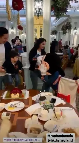 Sandra Dewi kedua di Disney Land instagram 