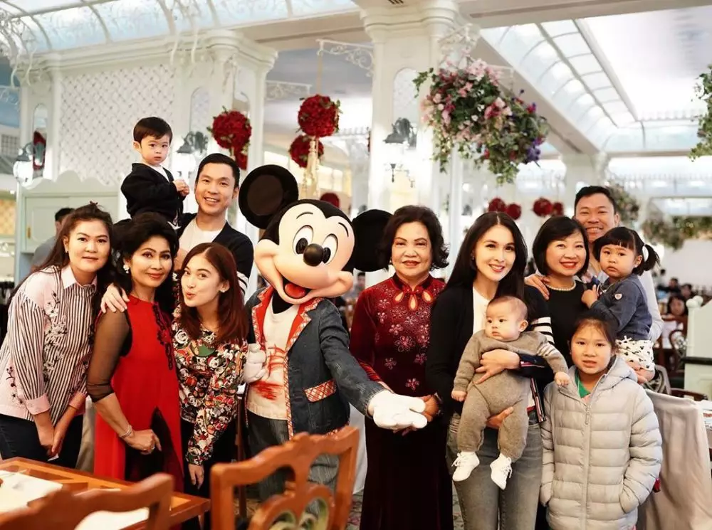 Sandra Dewi kedua di Disney Land instagram 