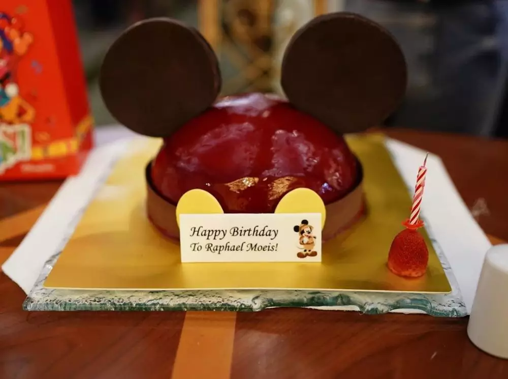 Sandra Dewi kedua di Disney Land instagram 