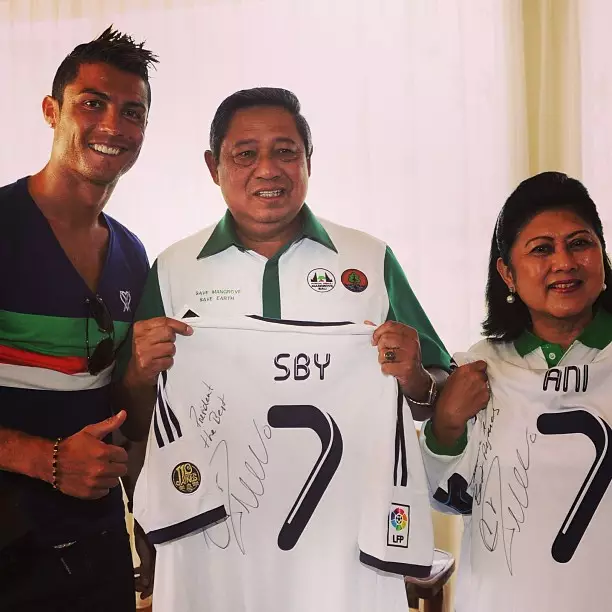 gaya rambut Cristiano Ronaldo berbagai sumber