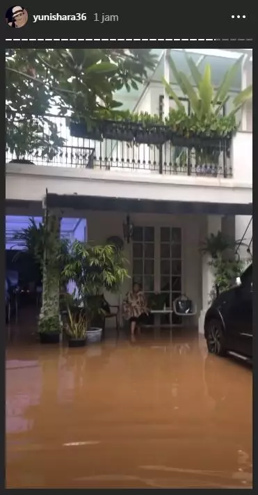 Momen evakuasi ibunda Yuni Shara dari banjir  Instagram 