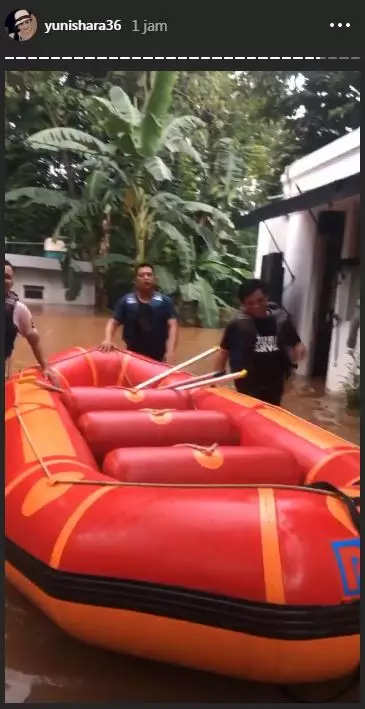 Momen evakuasi ibunda Yuni Shara dari banjir  Instagram 