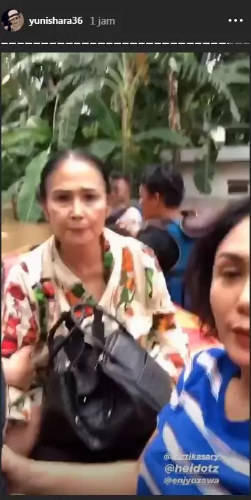 Momen evakuasi ibunda Yuni Shara dari banjir  Instagram 