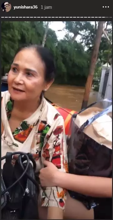 Momen evakuasi ibunda Yuni Shara dari banjir  Instagram 