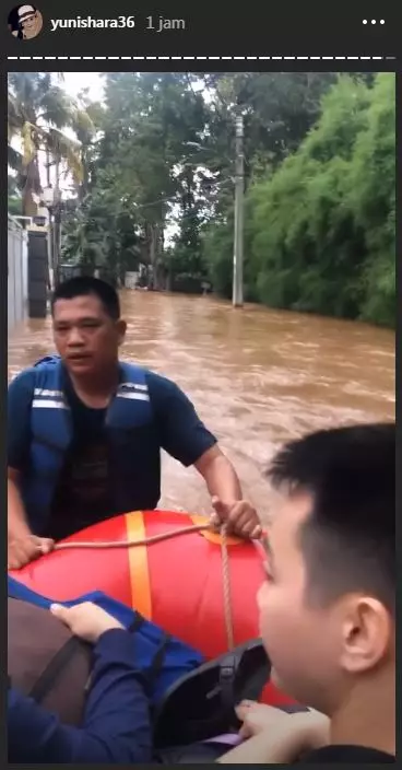 Momen evakuasi ibunda Yuni Shara dari banjir  Instagram 