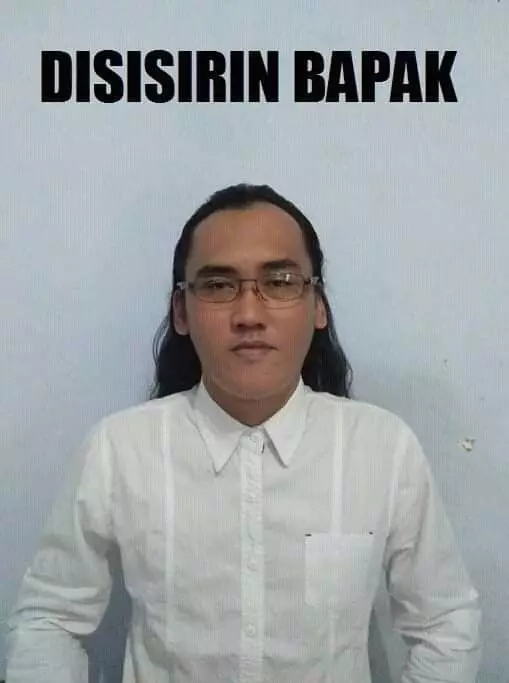 pria gondrong disisirin © Facebook/Valiant Excalibrave pria gondrong disisirin © Facebook/Valiant Excalibrave