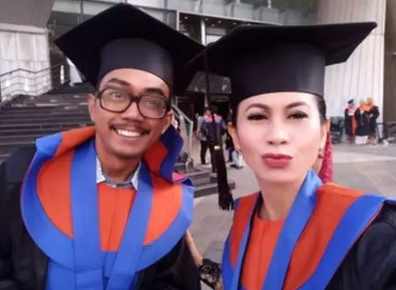 Seleb ini raih gelar sarjana di usia 40-an Instagram  Seleb ini raih gelar sarjana di usia 40-an Instagram