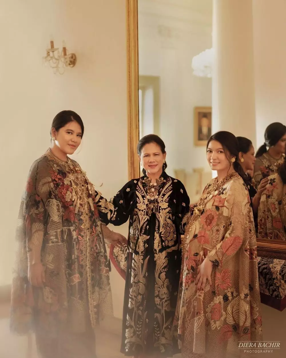 Gaya pemotretan Iriana Jokowi  Instagram 