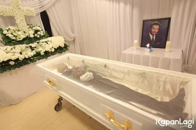 Rumah banjir, jenazah Chris Pattikawa dipindahkan pakai tandu © 2020 Kapanlagi.com