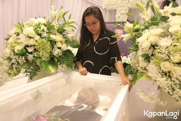 Rumah banjir, jenazah Chris Pattikawa dipindahkan pakai tandu © 2020 Kapanlagi.com