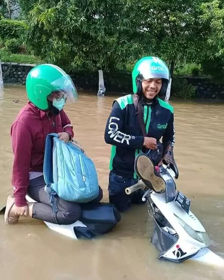 driver ojol banjir © 2020 brilio.net driver ojol banjir © 2020 brilio.net