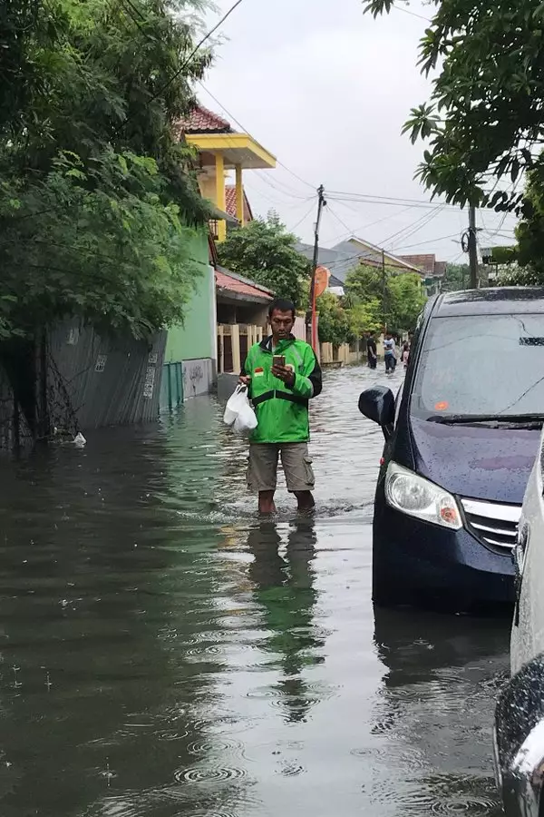 driver ojol banjir © 2020 brilio.net driver ojol banjir © 2020 brilio.net