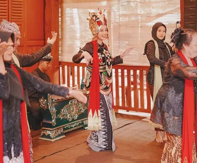 awkarin pakai baju adat  Instagram