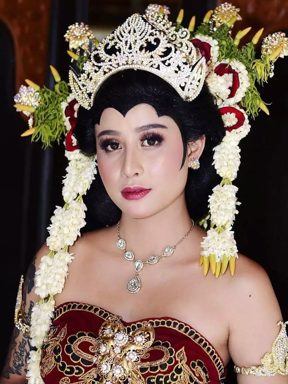 awkarin pakai baju adat  Instagram