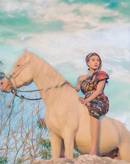 awkarin pakai baju adat  Instagram